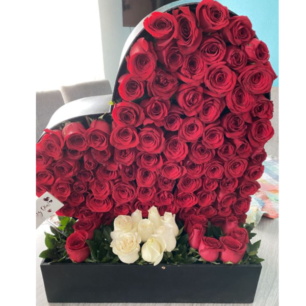 Caja de corazón con 100 rosas