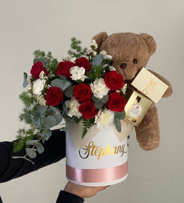 WhatsApp-Image-2026-01-22-at-9.07.02-PM-1-e1769141400848 Caja de Rosas con Oso y Chocolate