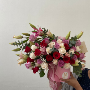 Caja  de rosas con lirios para Mamá
