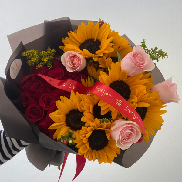 Ramo de 24 Rosas y 10 Girasoles Para Mamá