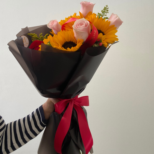 Ramo de 24 Rosas y 10 Girasoles Para Mamá