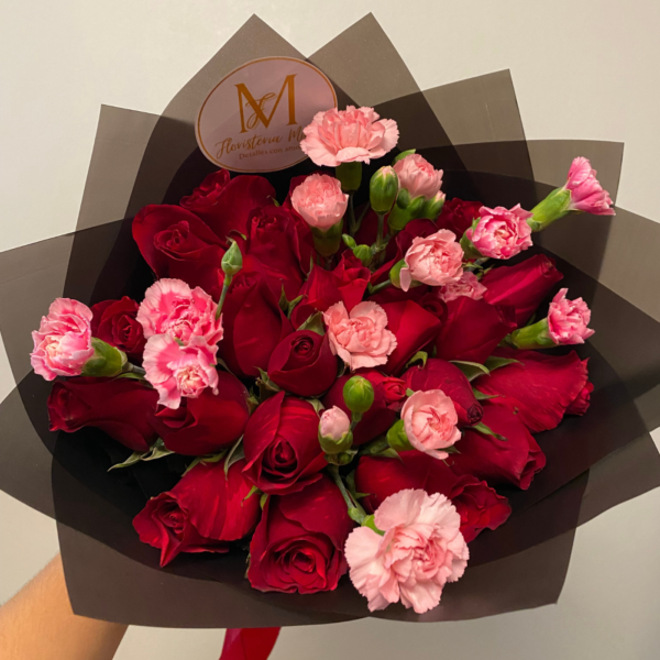 Ramo de 24 Rosas con mini clavel para mamá