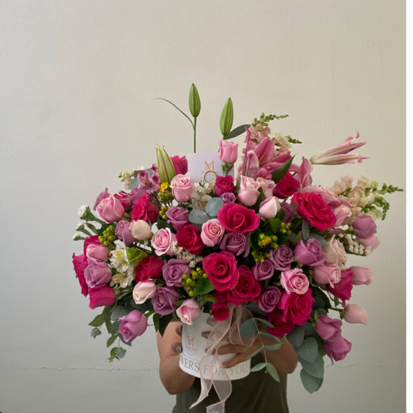 Caja pink de rosas  con lirios para Mamá