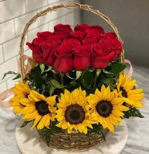 Canasta de rosas con girasoles para Mamá