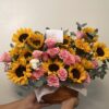 Girasoles y rosas