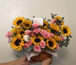 Girasoles y rosas
