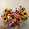 Girasoles y rosas